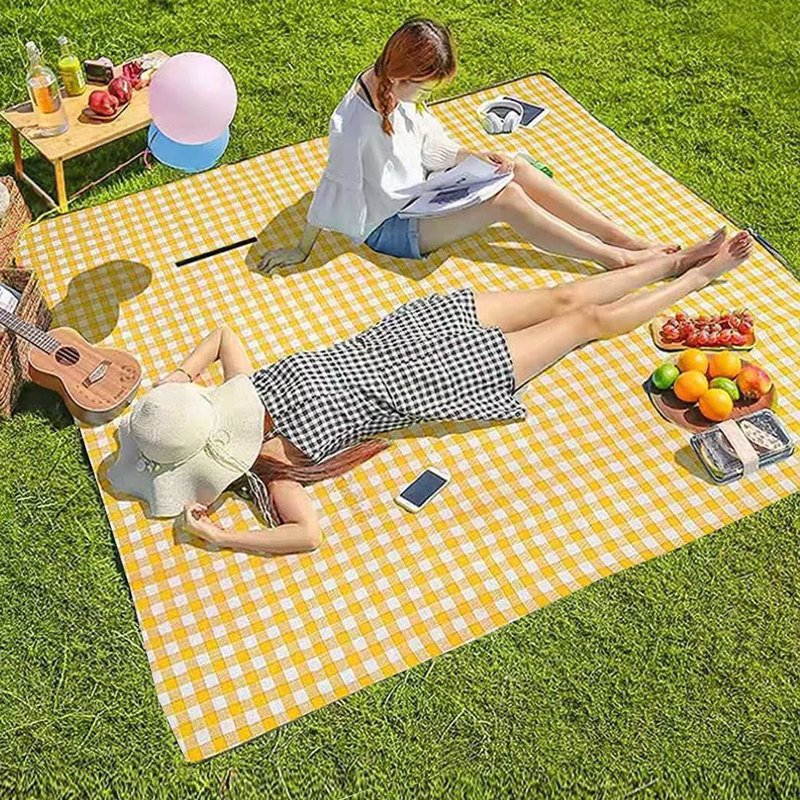 Piknik-peitto nurmikolla