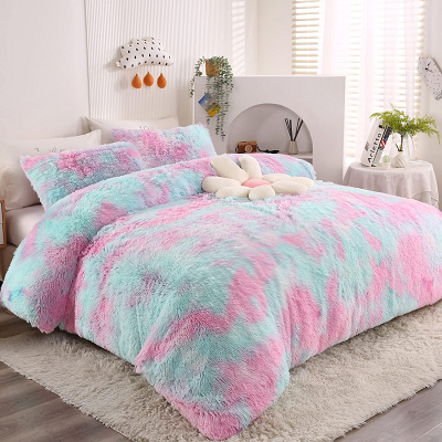 Paksu lämmin tekoturkispeitto