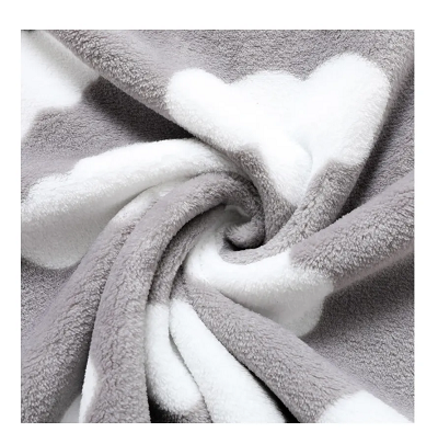 Kaksi kasvot harjattua Coral Fleece -kangasta pyjaman kylpytakin tekemiseen